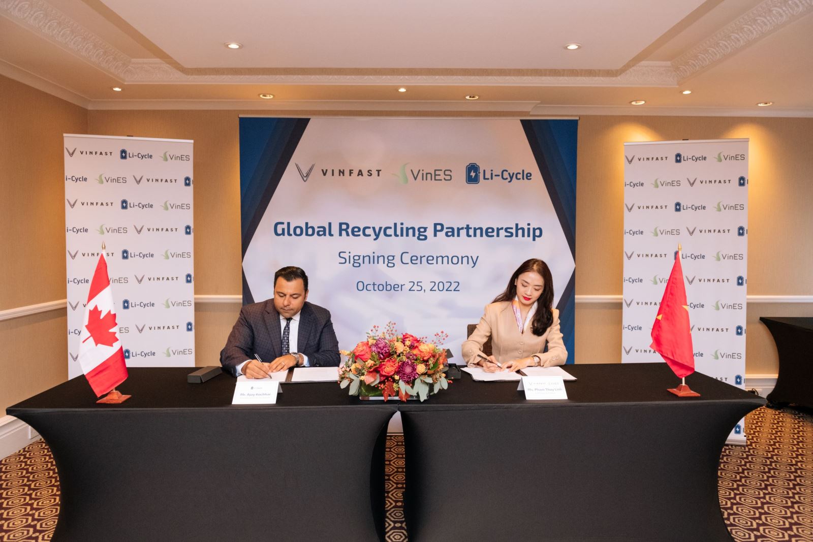 Bà Phạm Thuỳ Linh - Tổng giám đốc VinES và ông Ajay Kochhar - Đồng sáng lập, Tổng giám đốc Li-Cycle ký kết hợp tác toàn cầu về tái chế pin lithium.