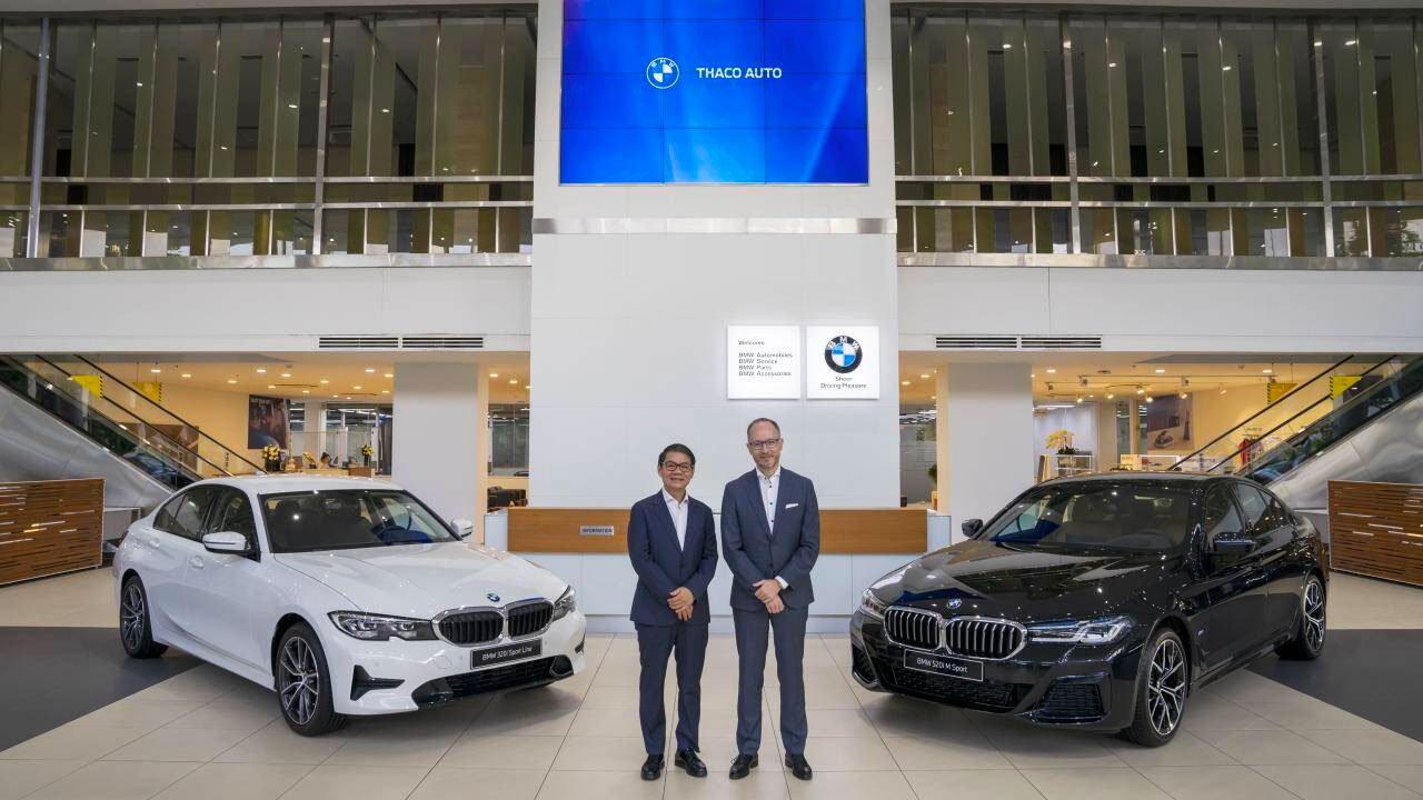 Ông Trần Bá Dương và ông Lars Nielsen tại showroom BMW ở TP Thủ Đức.