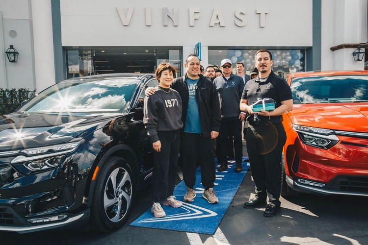 Vợ chồng ông James và bà Nicole Wang nhận xe VinFast VF8