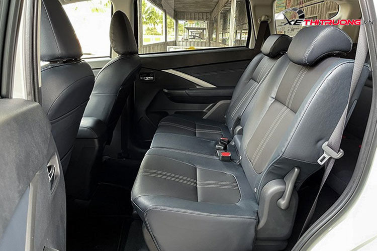 Không gian trên Mitsubishi Xpander Cross rộng rãi và hàng ghế thứ 2 có bệ tỳ tay kiêm hộc để cốc, hàng ghế thứ 3 đủ rộng rãi. 