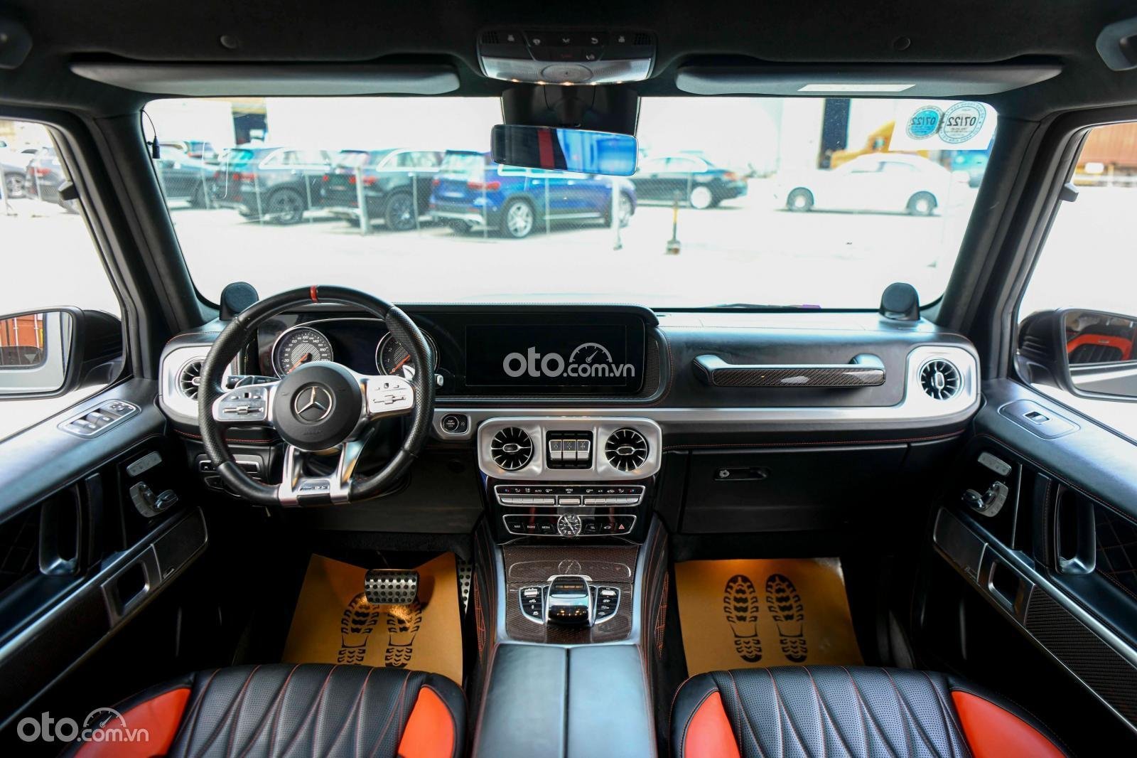 Không gian nội thất xe Mercedes-AMG G 63 Edition 1 2019 nổi bật với tông màu đen - đỏ