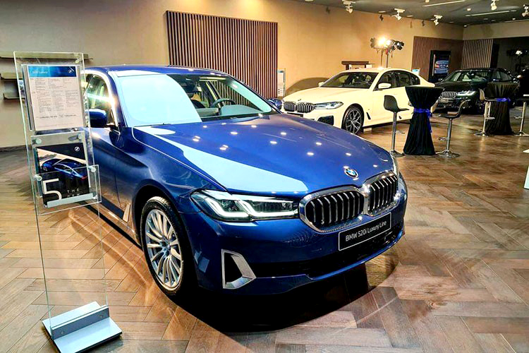 BMW 520i tiêu chuẩn VIN 2022 ở đợt sale lớn này cũng mạnh hơn khi chỉ còn 1,869 tỷ đồng, giảm thêm 20 triệu đồng so với hồi tháng 7 trước đó. 