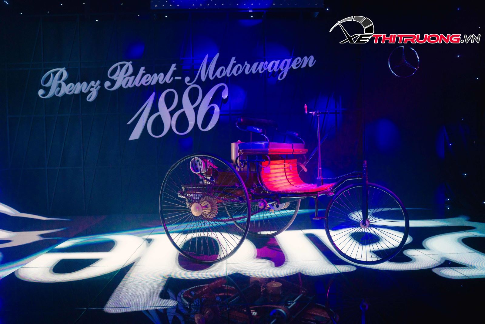 Mô hình xe Benz Patent-Motorwagen - biểu tượng tự hào mang tính di sản của thương hiệu xe Đức cách đây 137 năm. Ảnh: Võ Thành Tâm