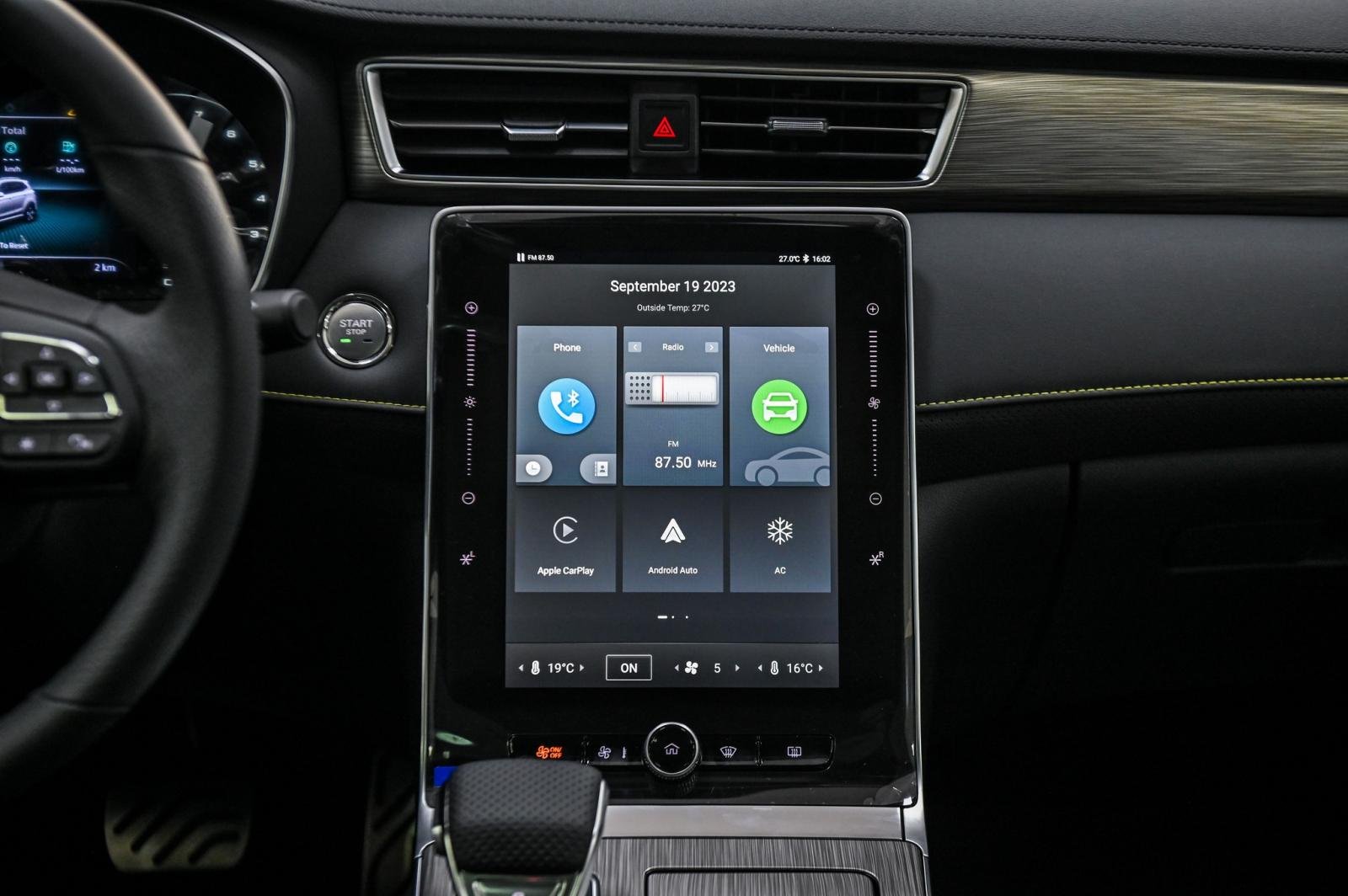 Màn hình cảm ứng trung tâm 14,1 inch đặt dọc, tương thích Apple CarPlay/Android Auto