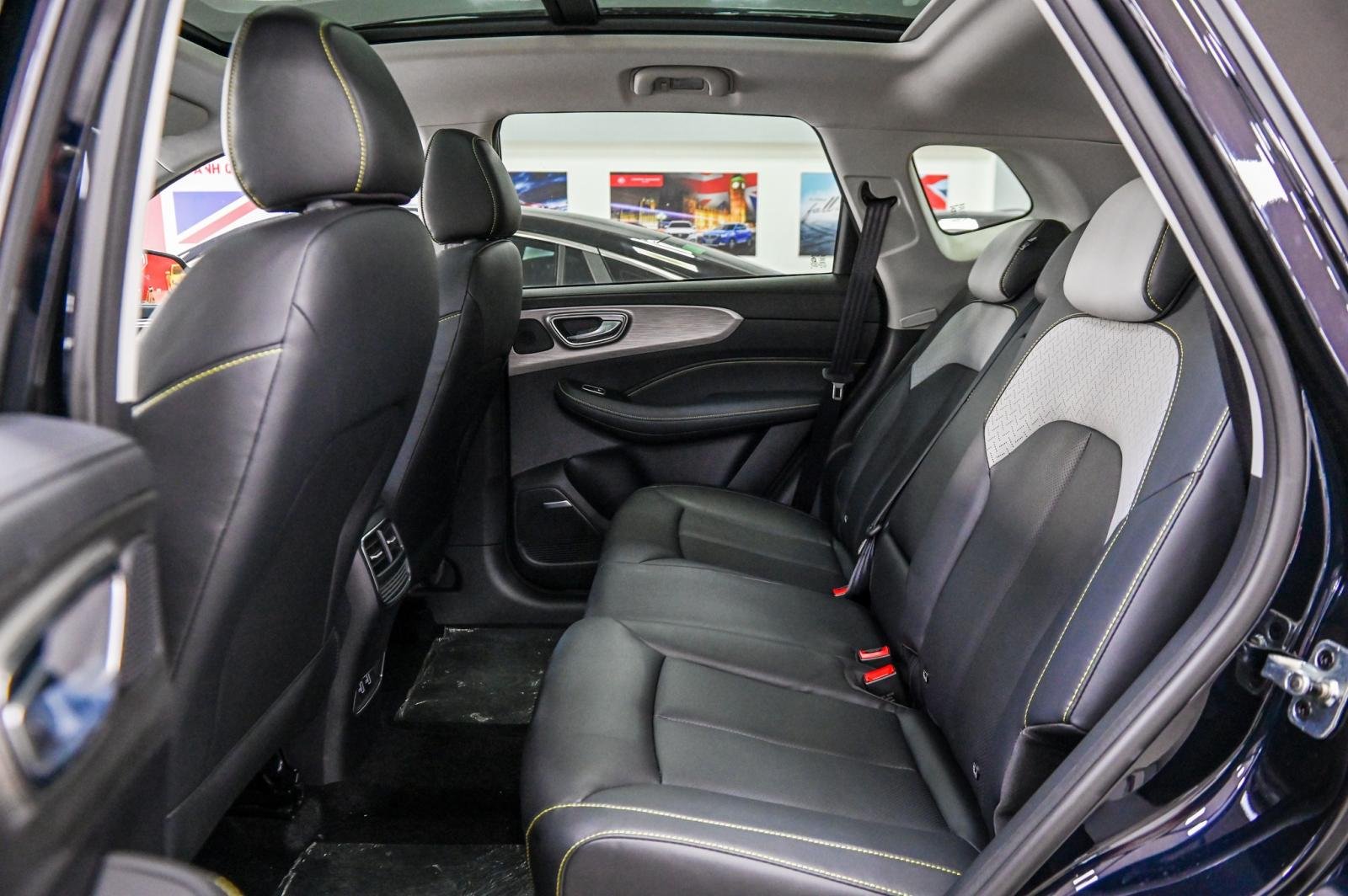 Hàng ghế thứ 2 trên xe MG RX5 có bệ tỳ tay, chức năng chỉnh độ ngả, cửa gió điều hòa riêng và 2 cổng sạc