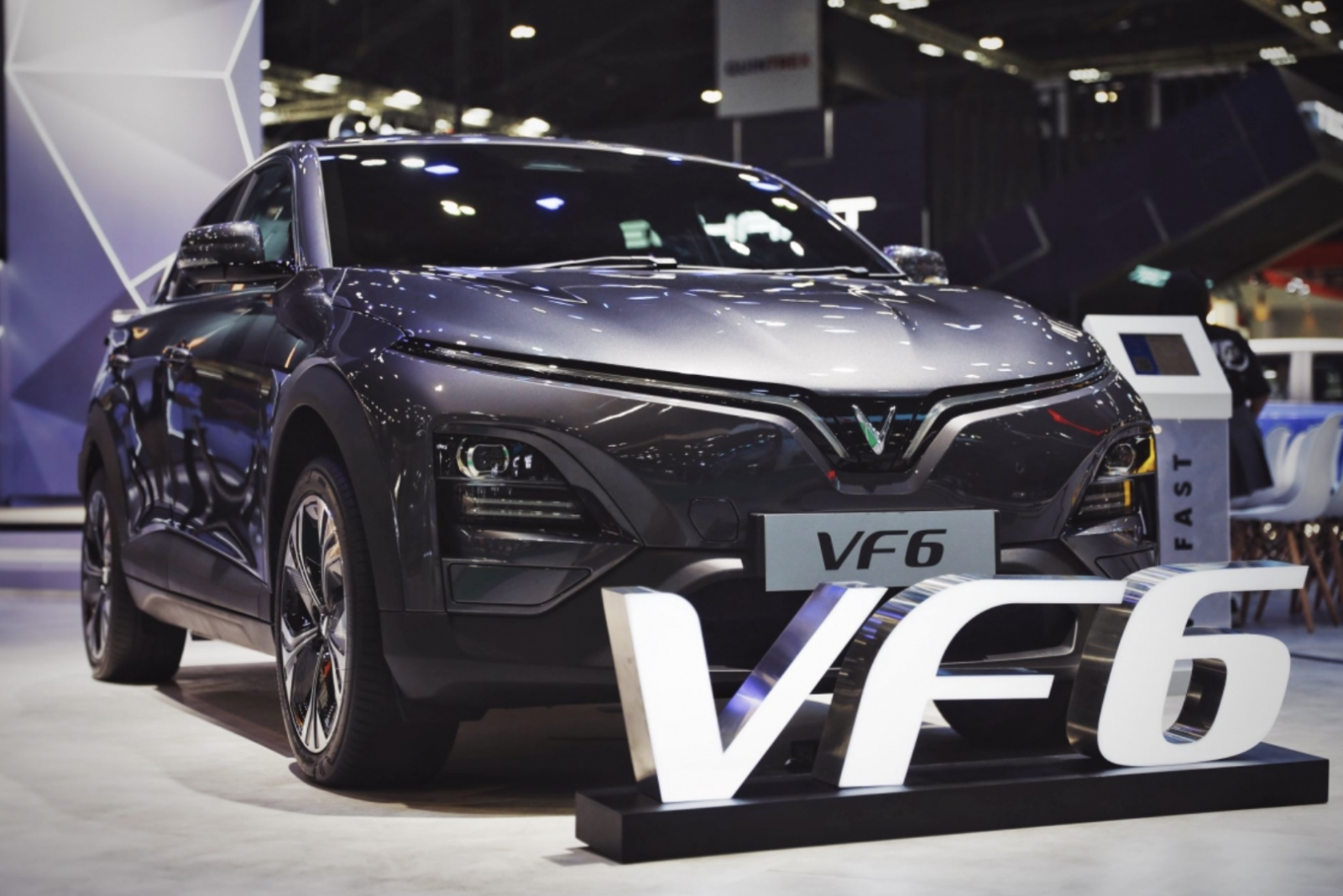 Dải đèn và logo chữ V là nét thiết kế đặc trưng của VinFast.