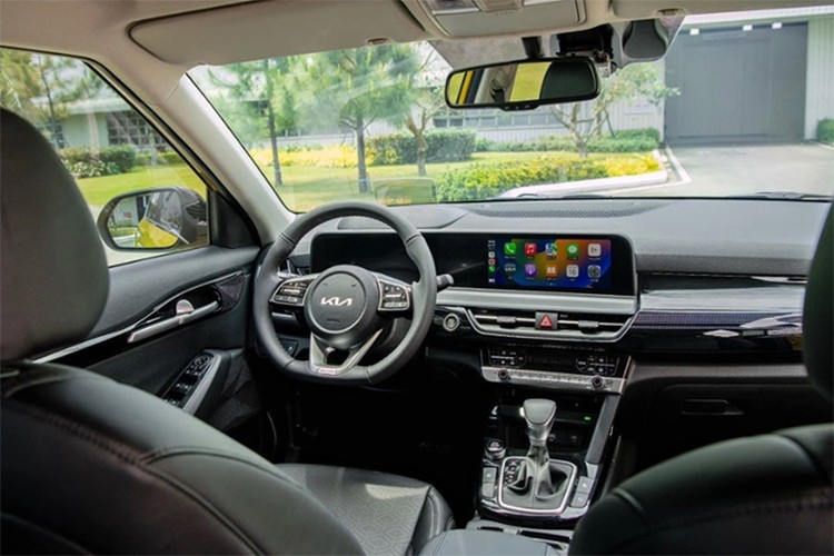 Seltos sở hữu màn hình thông tin giải trí kích thước 10,25 inch hỗ trợ kết nối Android Auto và Apple CarPlay và bảng đồng hồ tích hợp màn hình đa thông tin 7 inch. 