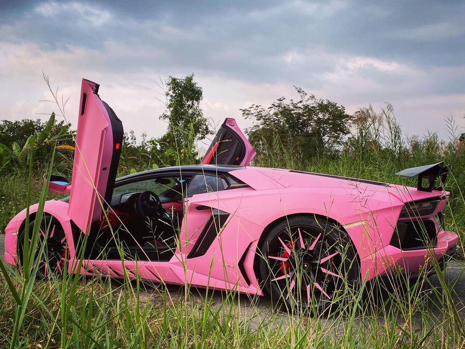 Sở hữu siêu xe Lamborghini Rolls Royce màu hồng ấn tượng bà chủ hãng thảo dược đông y còn có nhan sắc cực phẩm