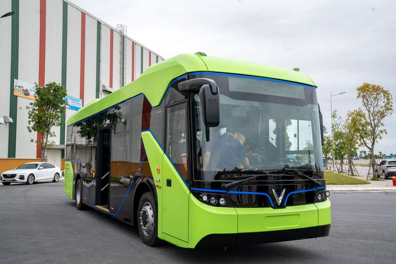 Sáng ngày 20/10, hình ảnh xe buýt điện VinFast chính thức chạy thử nghiệm trên đường nội khu của nhà máy khiến dư luận xôn xao.