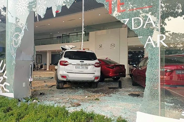 Hiện trường vụ tai nạn tại showroom ô tô Mazda ở Phú Thọ.