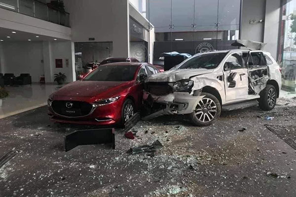 Chiếc ô tô Ford Everest bị hư hỏng nặng sau vụ tai nạn.