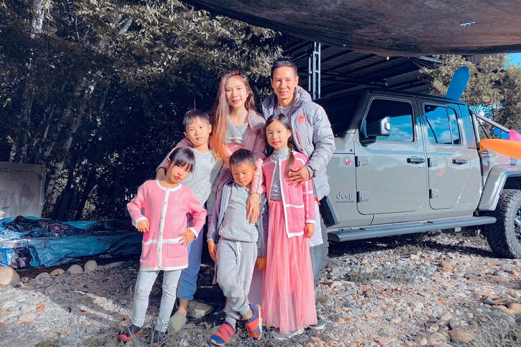 Nam ca sĩ kiêm đạo diễn mới đây đã cùng vợ và 4 con nhỏ chia sẻ hình ảnh đón sinh nhật cho cậu con trai út. Điểm nhấn chính là chiếc bán tải Jeep Gladiator Rubicon mới được Lý Hải tậu gần đây.