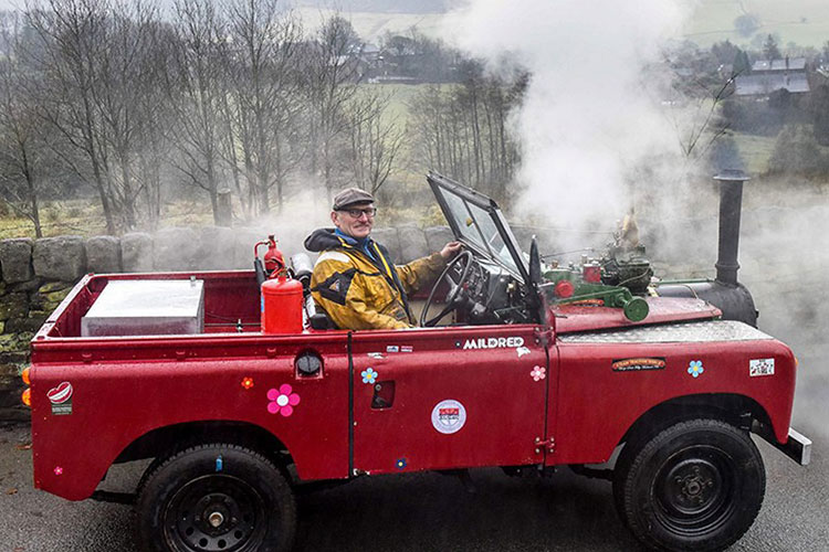 Ông lão 70 tuổi tự chế chiếc Land Rover chạy bằng hơi nước cực kỳ độc đáo.