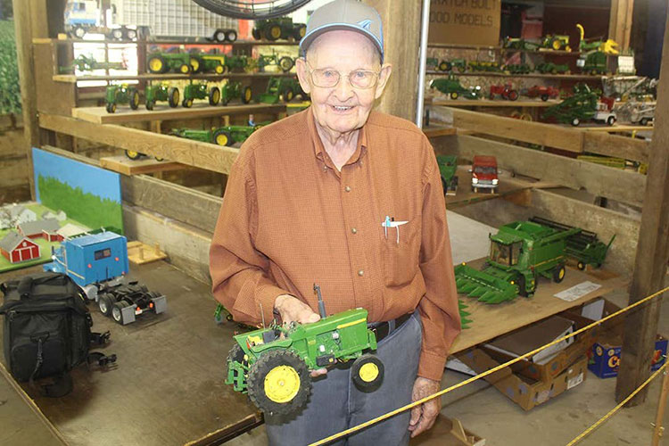 Người nông dân 92 tuổi này đã nghỉ hưu, tuy nhiên với đam mê chế tạo các mô hình máy nông nghiệp bằng gỗ ông đã tự tay chạm khắc các thiết bị nông trại thu nhỏ