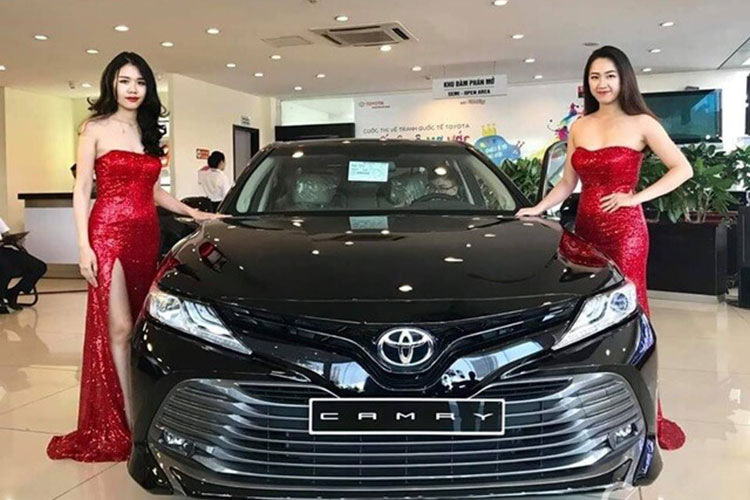 Toyota Camry thế hệ mới đã bất ngờ được đại lý giảm giá cao nhất lên tới 40 triệu đồng.