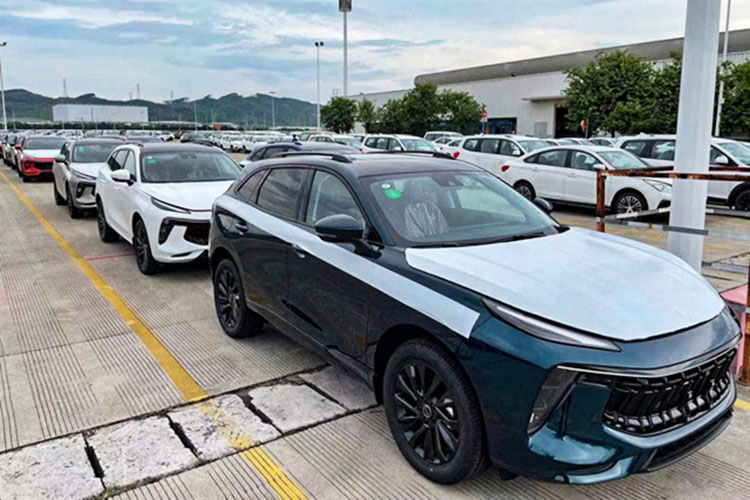 Dongfeng T5 EVO có giá cao hơn Beijing X7 gần 200 triệu đồng, tuy nhiên một số tính năng trên mẫu xe này đã bị lược bỏ.