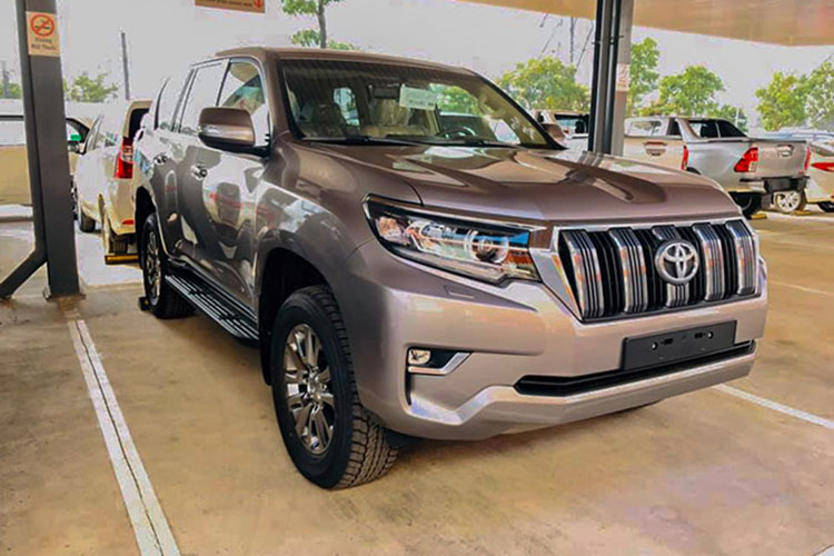 Ngoài việc giảm giá Toyota Land Cruiser Prado thế hệ cũ tại Việt Nam, các tư vấn bán hàng cũng chào mời khách cọc mua Prado 2021 mới 