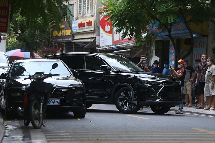 Thanh niên lái xe Beijing “bất bình thường” gây náo loạn trên đường phố Hà Nội