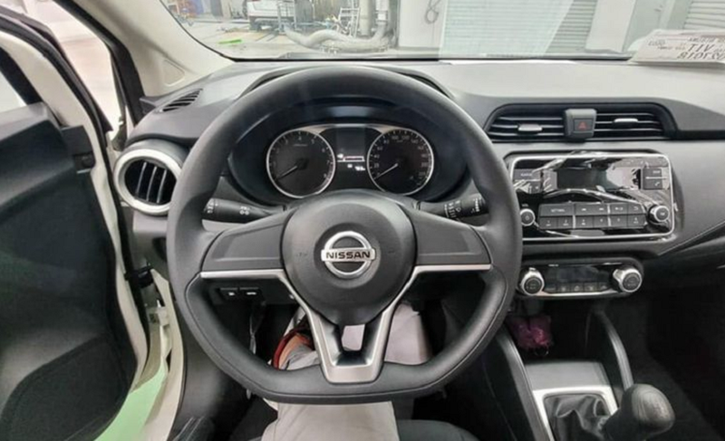 Nissan Almera MT bị loại bỏ đi màn hình giải trí cảm ứng, thay vào đó là hệ thống kết nối Bluetooth, USB, AUX thông thường,...