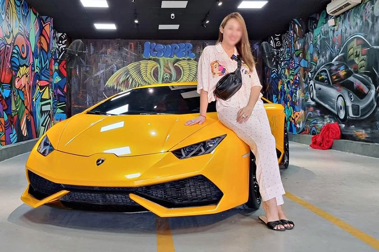 Bà Như lúc mua chiếc siêu xe Lamborghini Huracan.