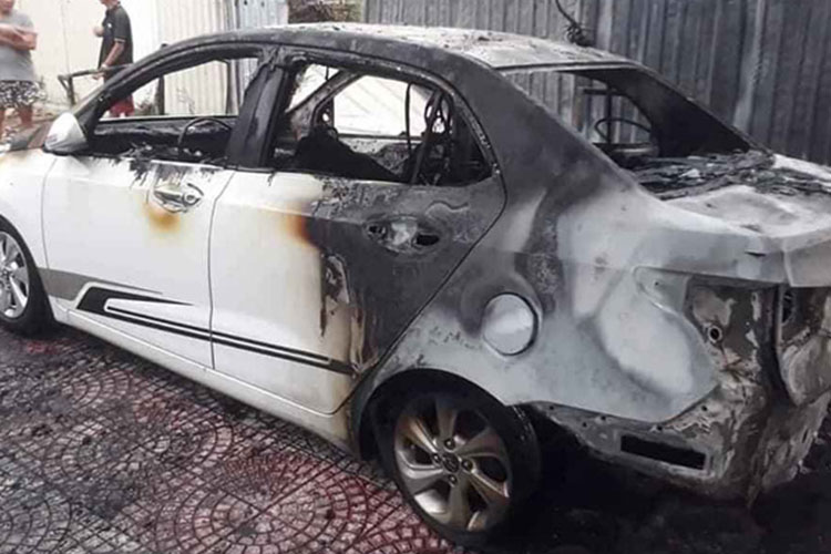 Một chiếc xe bị cháy trơ khung do gia chủ thắp hương, đốt vàng mã cúng rằm và cúng xe vào tháng 6/2020 tại Đà Nẵng (Ảnh: HS).