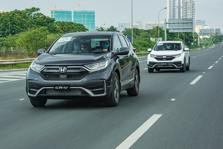 Hiện tại, Honda CR-V được phân phối ở Việt Nam với 4 phiên bản: E giá 998 triệu đồng, G giá 1,048 tỷ đồng, L giá 1,118 tỷ đồng và LSE giá 1,138 tỷ đồng. 