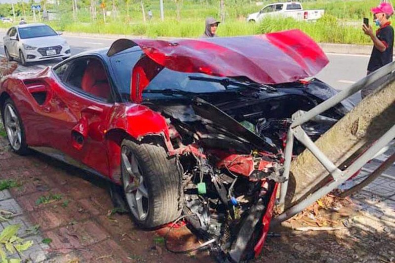 Vụ tai nạn siêu xe Ferrari 488 GTB tông gốc cây vào sáng ngày 21/7/2022.