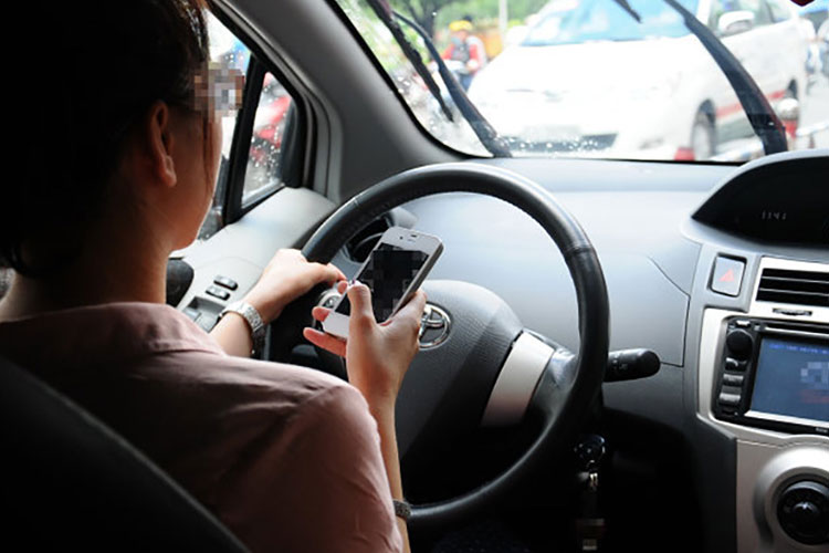 Sử dụng điện thoại khi lái xe năm 2022, mức phạt cao nhất tới 3 triệu đồng.