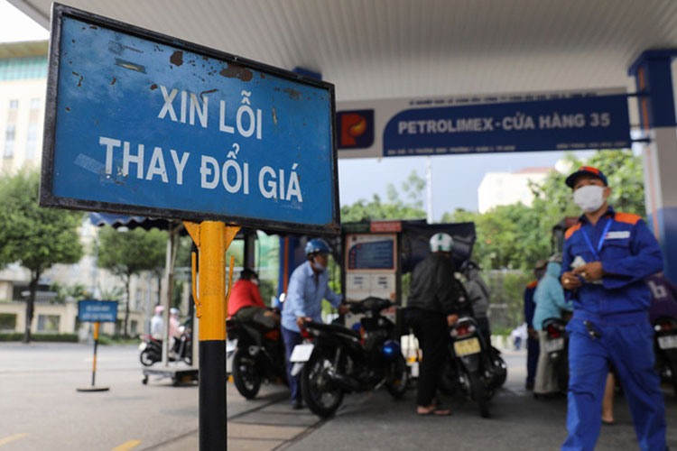 Giá xăng tại Việt Nam chính thức giảm về mức 24.620 đồng/lít