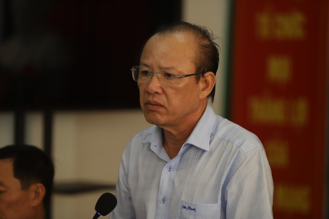 Giám đốc Bệnh viện Đa khoa Ninh Thuận giải đáp thắc mắc của người nhà nạn nhân. Ảnh L.H
