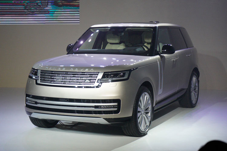 Range Rover 2022 phiên bản mới nhất hồi tháng 5 từng dính án triệu hồi hàng loạt do gặp lỗi lắp sai cảm biến va chạm phía trước. 