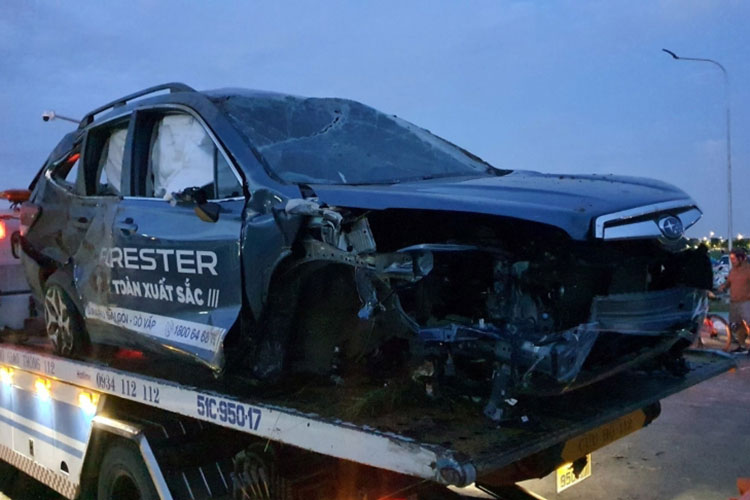 Chiếc xe SUV Subaru Forester chuyên dùng cho khách hàng lái thử bất ngờ mất lái tông văng cột đèn, đâm nát 3 xe máy ở TP HCM.
