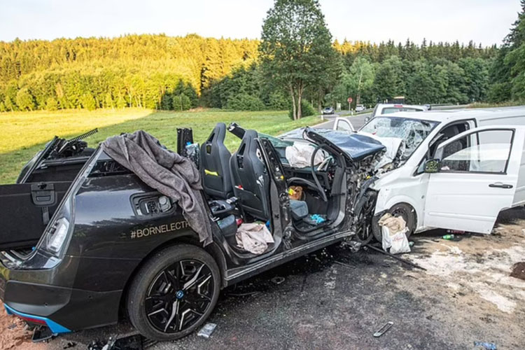 Thử nghiệm công nghệ lái tự động BMW iX khiến một người tử vong.