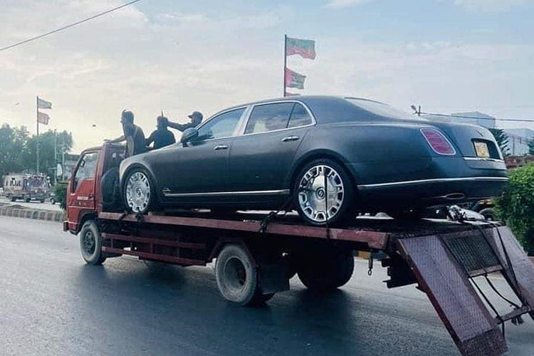 Chiếc Bentley Mulsanne được vận chuyển khỏi ngôi nhà.