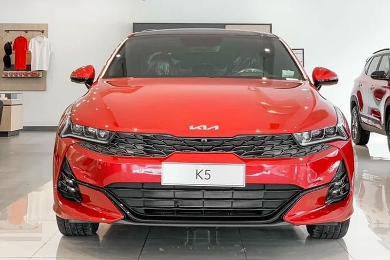 Giảm 25 triệu đồng, Kia K5 tăng sức cạnh tranh với Toyota Camry.
