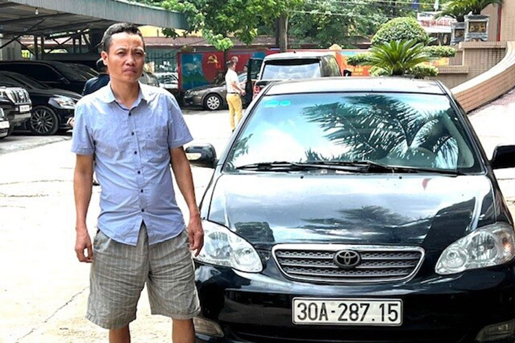 Đối tượng Nguyễn Văn Bình và tang vật là chiếc xe ô tô.