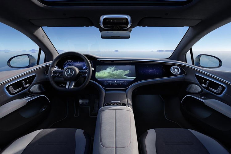 Nội thất của Mercedes-Benz EQS gây chú ý khi có tới 5 màn hình.