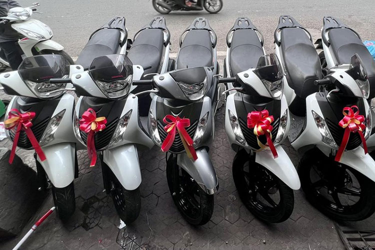 Dàn xe Honda SH150i nhập Ý đeo biển ngũ quý từ 4 đến 9 rước dâu tại Sài thành
