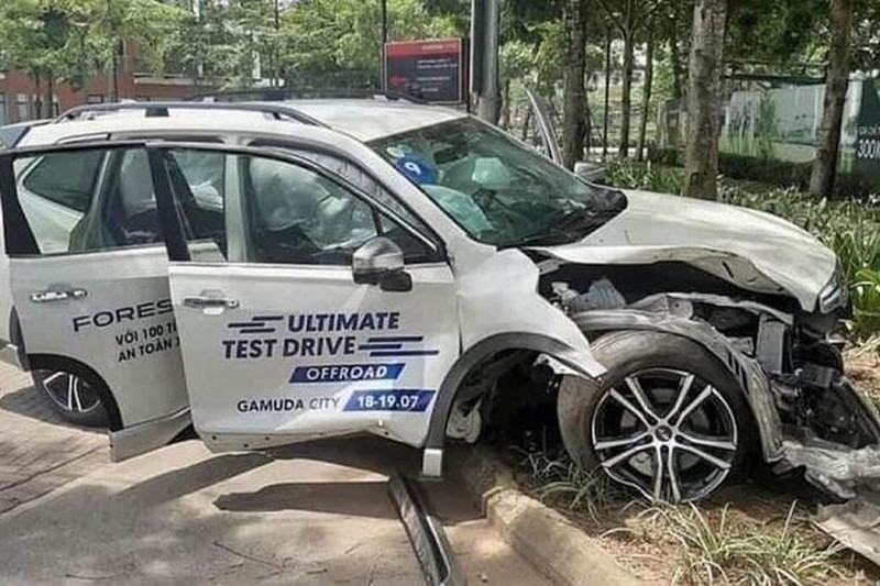 Subaru Forester tai nạn do khách hàng lái thử tại Hà Nội tháng 7/2020.