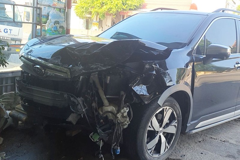 Subaru Forester của khách hàng N.A.Đ bị va chạm khiến phần đầu xe hư hỏng nặng (Ảnh do khách hàng cung cấp).