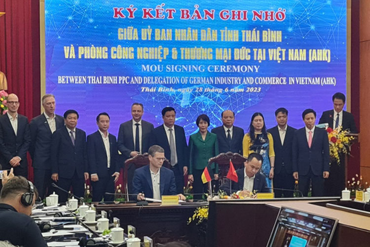 Đại diện Thái Hưng ký kết thỏa thuận hợp tác với Roding Mobility.