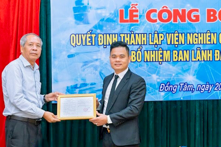 Chủ tịch CNC Nguyễn Đình Hùng trao quyết định bổ nhiệm Viện trưởng Viện nghiên cứu môi trường công nghệ cao Hòa Bình trực thuộc CNC.