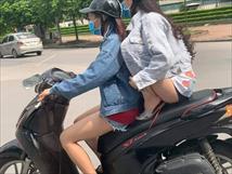 Bó tay với chiêu ngồi xe máy “tránh nắng đùi” của cô gái ngồi sau yên SH