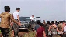 Thủ tướng Triều Tiên Kim Jong-un vừa ngồi lái xe SUV vừa ra chỉ thị điều hành