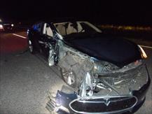 Xe điện Tesla gặp tai nạn khi ở chế độ lái tự động