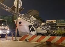 Tài xế container buồn ngủ, mất lái, đâm đổ dàn biển báo giao thông tại Thủ Đức