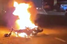 Xe máy bốc cháy ngùn ngụt sau cú va chạm mạnh với ô tô trên QL1