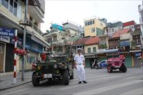 Cận cảnh Jeep cổ mầu độc hút khách chụp hình ngày tết tại Hà Nội.