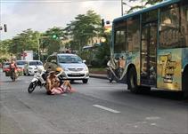 Cảnh Sát Giao Thông Hà Nội kịp thời cấp cứu người bị tai nạn ngã xe trên phố Yên Phụ