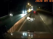 Đạp xe trên đường cao tốc người đàn ông ngã trước đầu xe Container